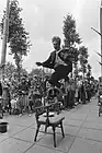 Acrobate dans les rues d'Amsterdam en 1981. Photographie de Marcel Antonise.