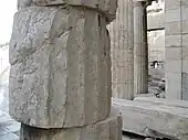 Les fûts des colonnes doriques sur l'acropole d'Athènes sont constituées de plusieurs tambours de marbre empilés.
