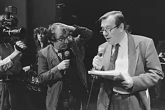 En 1988 dans une mobilisation pour sauver de la fermeture De Kleine Komedie. Il est ici en discussion avec Clovis Cnoop Koopmans (nl)