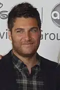 Adam Pally dans le rôle du Dr Peter Prentice.