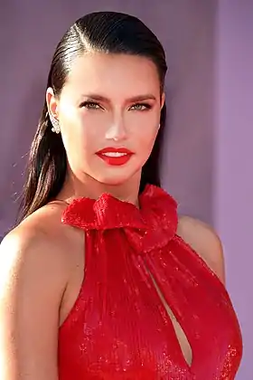 Adriana Lima en juillet 2019.