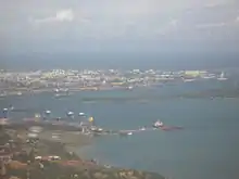 Mombasa et le port de Kilindini vu depuis Port Reitz