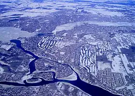 Photo aérienne montrant en haut la rivière des Mille-Îles, et en bas les rapides Lalemant et la rivière des Prairies délimitant la pointe sud-ouest de l'île Jésus (Laval). Au bas: l'île de Montréal ( Pierrefonds-Roxboro); à gauche: l'île Bizard; en haut: la ville de St-Eustache. Les petites îles entièrement visibles sont l'île Bigras accolée à l'île Pariseau, l'île Verte et l'île Ronde.