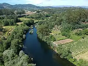 Vue du fleuve Lima en aval de Ponte da Barca.