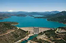 Barrage Shasta, États-Unis, de type barrage poids-voûte