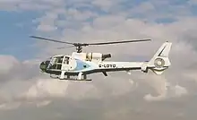 Un hélicoptère en vol.