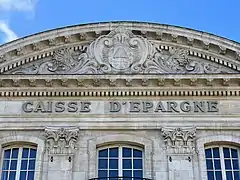 Fronton avec ruche — symbole des caisses d’épargne —, en février 2022.