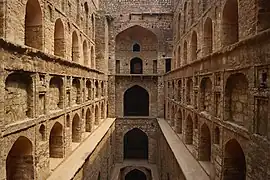 L'Agrasen ou Ugrasen ki Baoli, un bâoli remarque du XIVe siècle.