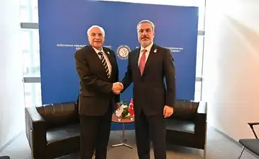 Hakan Fidan avec son homologue algérien Ahmed Attaf en Azerbaïdjan lors de leur participation à la réunion des mouvements des non-alignés en 2023.
