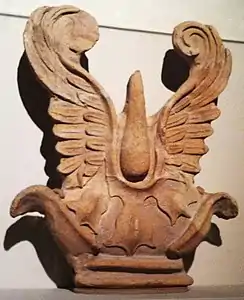 antéfixe ailée du propylée du palais