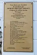 Le poème Presque de Jacques Prévert figurant sur la plaque apposée sur le devant de l'hôtel de l'Aigle Noir.