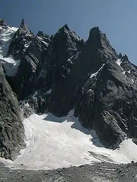 Vue du versant nord de l'aiguille des Pélerins (au centre) avec à droite l'aiguille du Peigne et à gauche la pointe des Pélerins et l'aiguille des Deux Aigles.