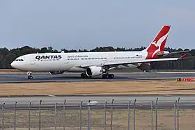 VH-QPA, l'Airbus A330 de Qantas impliqué, ici à l'aéroport international de Narita en mars 2019, 11 ans après l'incident.