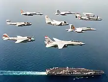 Vue aérienne d'un escadron volant au-dessus du navire.