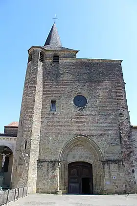 La façade avec les étapes successives de construction (XIIIe, XIVe et XVIIIe siècles).