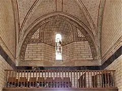 La galerie, la litre funéraire et le décor peint de la première travée.