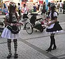 Des maids distribuant des dépliants pour annoncer leur café devant la sortie de la station de train JR de Akihabara.