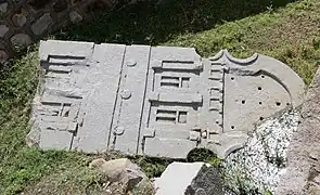 Sommet brisé de la stèle n°5.