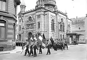 Défilé nazi en 1941 devant la synagogue de Luxembourg,  détruite en 1943.