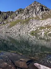 L'étang d'Alate, au pied de la face est granitique du mont Garias (2 006 mètres).