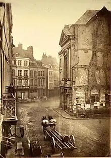 Démolition pour la place de la gare. Rue de Tournai, à droite l’ancien couvent des Bons Fils