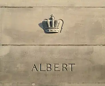 Détail de la couronne avec le nom du roi Albert.