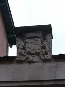 Maison d'Albon, détail du porche et des armes des d'Albon