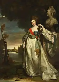 Portrait en pied d'une femme en robe longue.