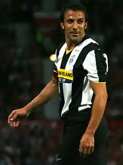 Portrait d'un joueur, de 3/4, portant le maillot de la Juventus