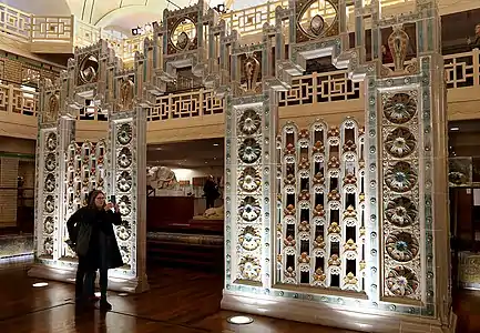 Alexandre Sandier, Portique, grès cérame, réalisé pour l’Exposition universelle de 1913 à Gand. Roubaix, La Piscine.