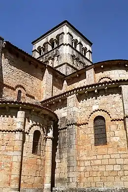 Le clocher vu en contre-plongée.