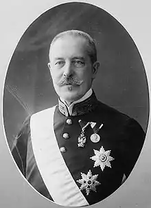 portrait d'un homme en uniforme.