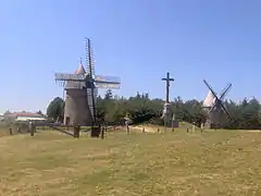 Le Mont des Alouettes et ses moulins à vent.