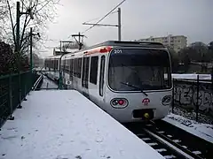 Un MCL80 de la ligne C du métro de Lyon quitte son terminus Cuire.