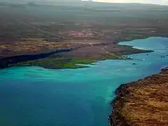 Le Canal d'Itabaca (es) entre les îles Baltra (dr.) et Santa Cruz (g.) (Galápagos)
