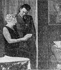 Amélie Diéterle examine le catalogue de la vente avec le journaliste Jean Éparvier.