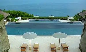 Piscine à Amankila&nbsp;(en)