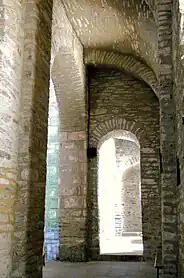 Bas-côté du prieuré d'Ambialet : demi-berceau.