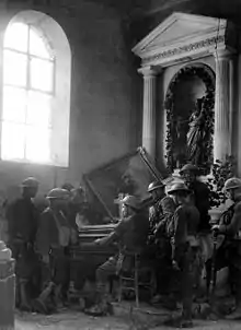 Des soldats américains jouent de l'orgue dans une église après les combats, Exermont, Argonne, 11 octobre 1918.