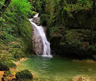 La grande cascade du canyon d'Amondans et la Gouille Noire.