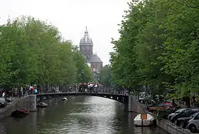 Vue du Oudezijds Voorburgwal avec Saint-Nicolas en arrière-plan.