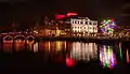 Le théâtre lors de la fête des Lumières d'Amsterdam, en 2013 (Big Tree par Jacques Rival à la surface de l'eau).