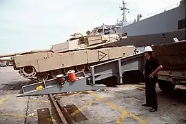 Un M1 de la 24e division d'infanterie mécanisée débarquant en Arabie Saoudite dans le cadre de l'opération Bouclier du désert, en 1990.