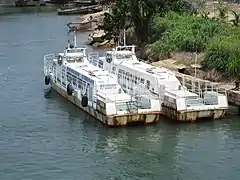 Bateaux-bus à fond plat vus du pont.