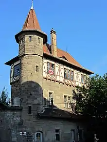 bâtiment en hauteur exiguë, en pierre et à colombages