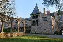 Photographie montrant les arcades de la galerie ouest et le pavillon à proximité.