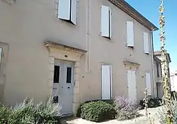 L'ancienne mairie, située dans le village circulaire.