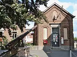 La petite ancienne maison communale et le canon de 1918