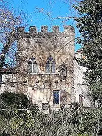Maison crénelée, présentant deux baies géminées à remplages, au 13 rue Dominique-de-Gourgues. Façade donnant sur la Douze.
