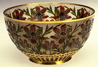 Coupe aux anémones, plique-à-jour et or (1903), Baltimore, Walters Art Museum.